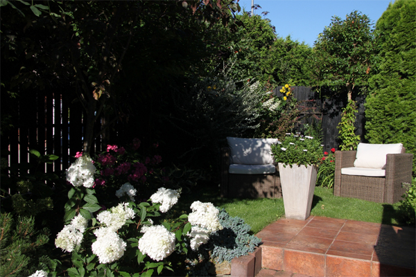 Ogrody średnie i duże - Ogród z kwiatami i iglakami